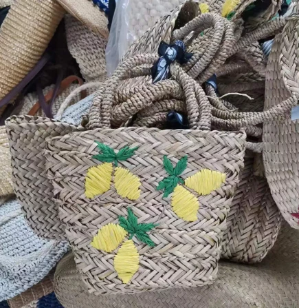 Невелика вишивальна солом’яна сумочка