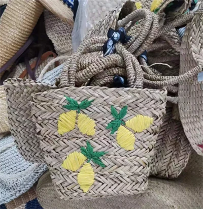 Невелика вишивальна солом’яна сумочка